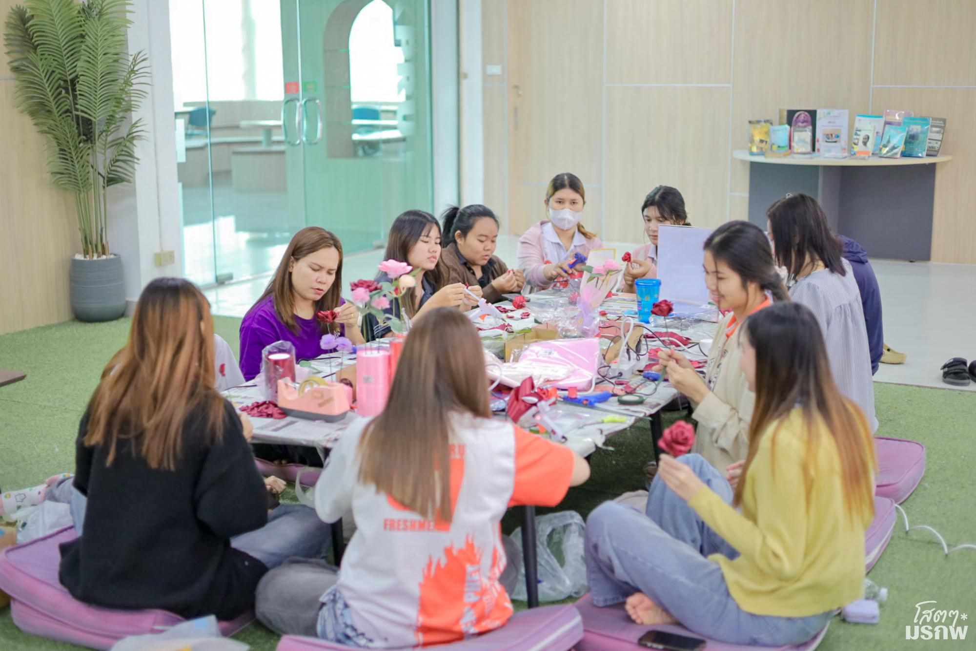 36. กิจกรรมประดิษฐ์ช่อดอกกุหลาบ มอบแด่คนที่คุณรักในเทศกาลวันวาเลนไทน์