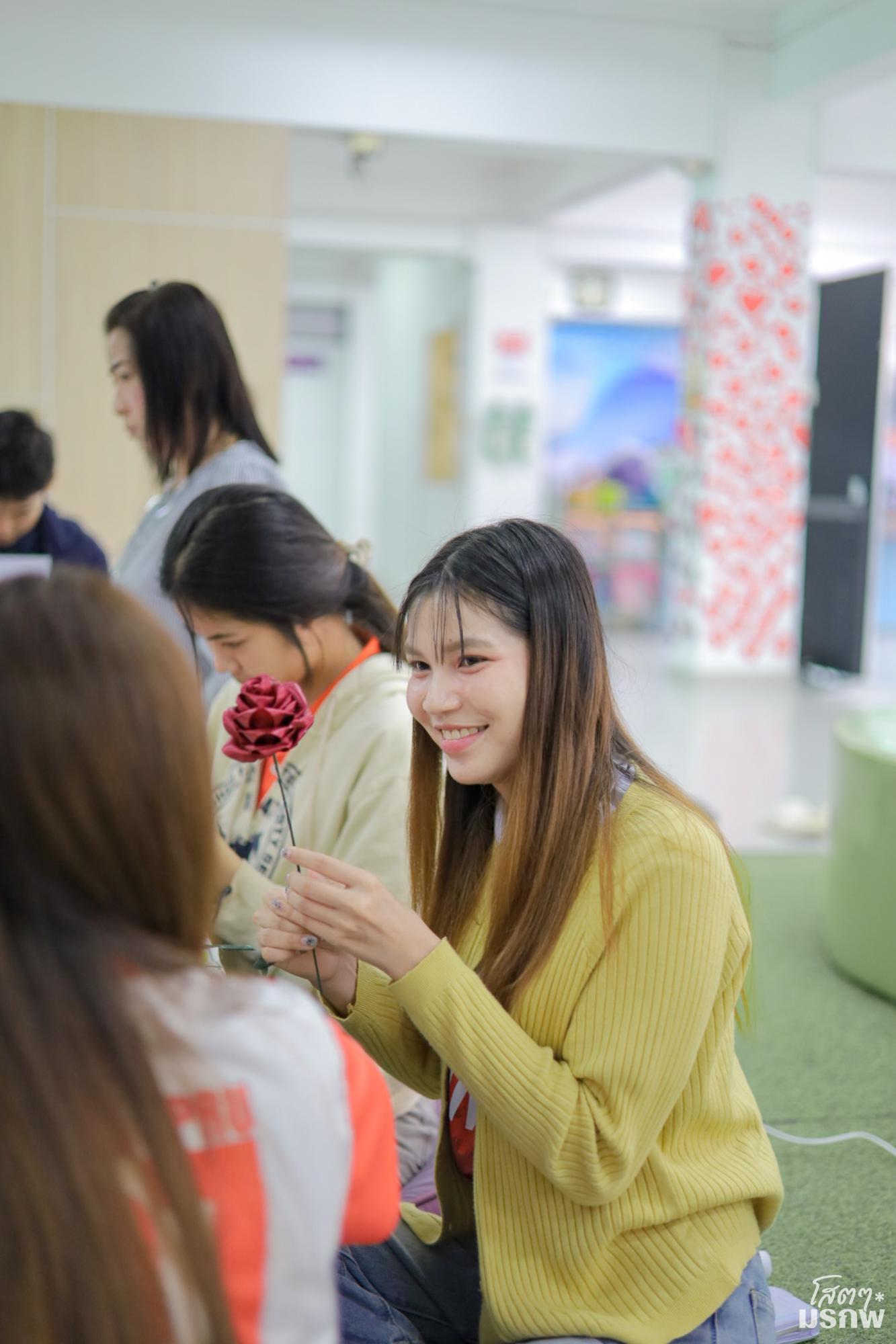 37. กิจกรรมประดิษฐ์ช่อดอกกุหลาบ มอบแด่คนที่คุณรักในเทศกาลวันวาเลนไทน์