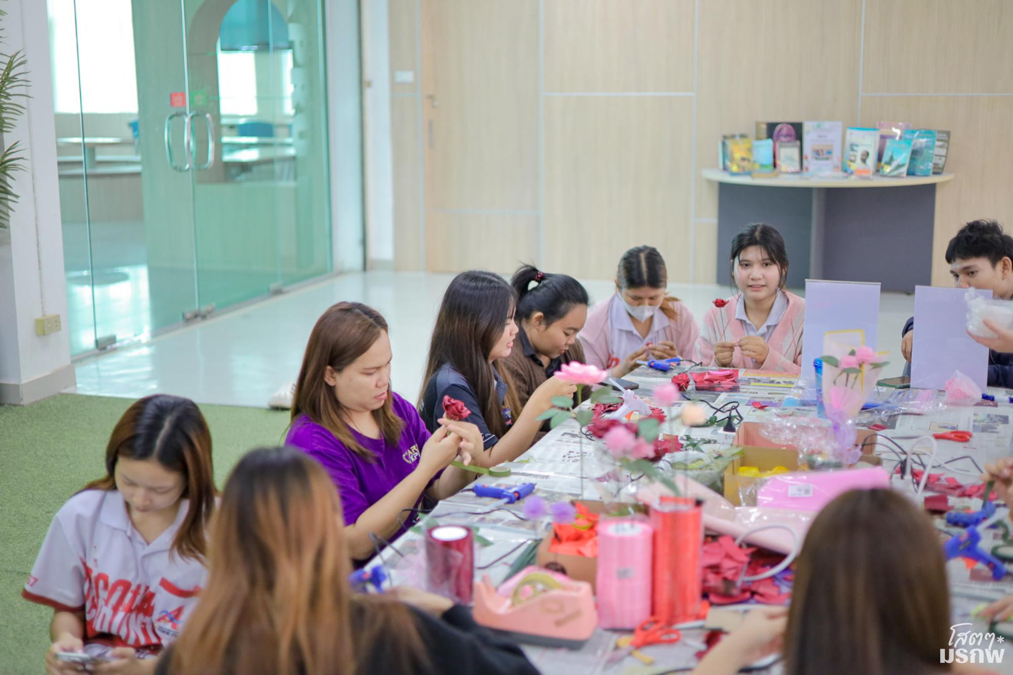 38. กิจกรรมประดิษฐ์ช่อดอกกุหลาบ มอบแด่คนที่คุณรักในเทศกาลวันวาเลนไทน์