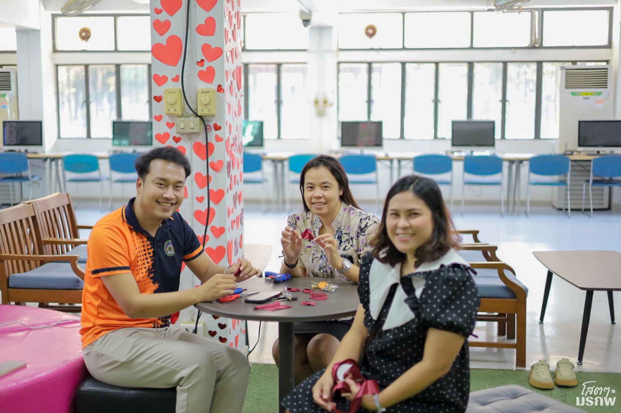 40. กิจกรรมประดิษฐ์ช่อดอกกุหลาบ มอบแด่คนที่คุณรักในเทศกาลวันวาเลนไทน์