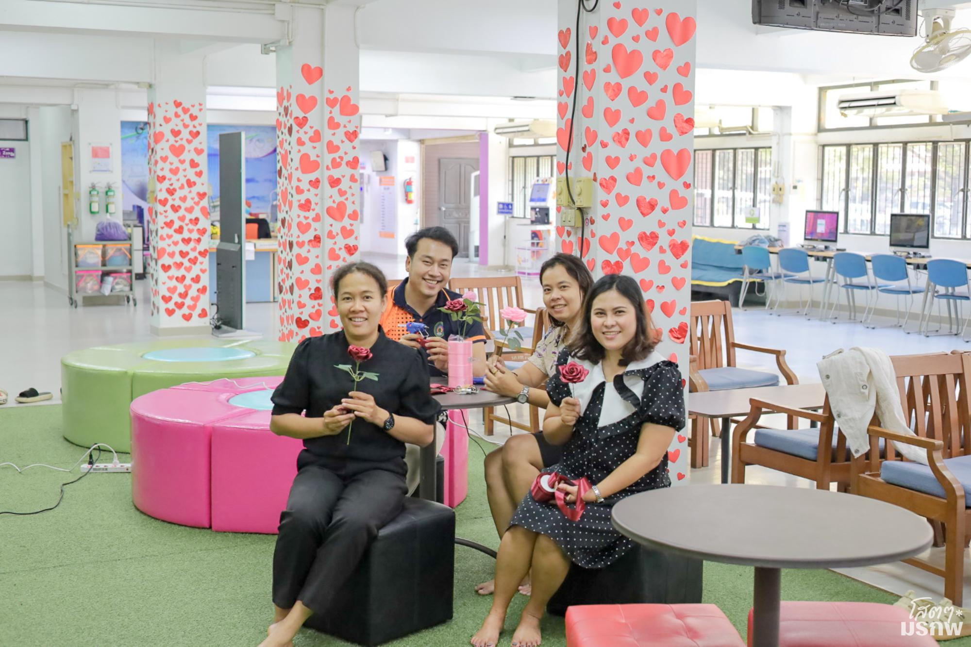 42. กิจกรรมประดิษฐ์ช่อดอกกุหลาบ มอบแด่คนที่คุณรักในเทศกาลวันวาเลนไทน์