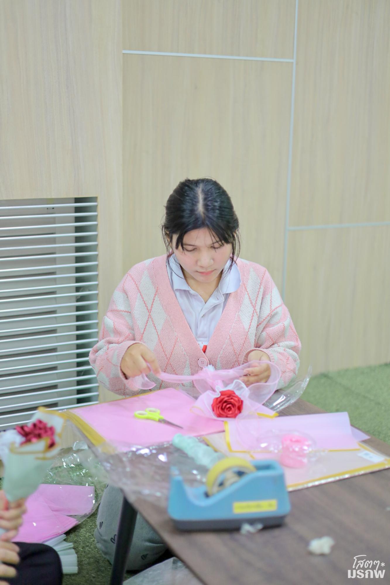 43. กิจกรรมประดิษฐ์ช่อดอกกุหลาบ มอบแด่คนที่คุณรักในเทศกาลวันวาเลนไทน์