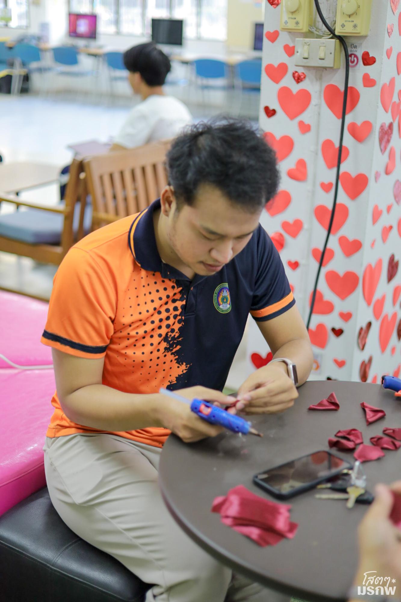 44. กิจกรรมประดิษฐ์ช่อดอกกุหลาบ มอบแด่คนที่คุณรักในเทศกาลวันวาเลนไทน์