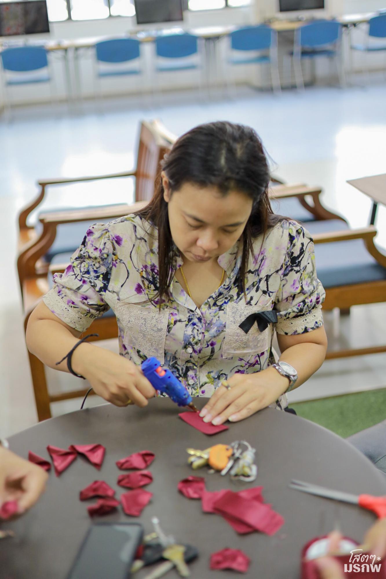 45. กิจกรรมประดิษฐ์ช่อดอกกุหลาบ มอบแด่คนที่คุณรักในเทศกาลวันวาเลนไทน์