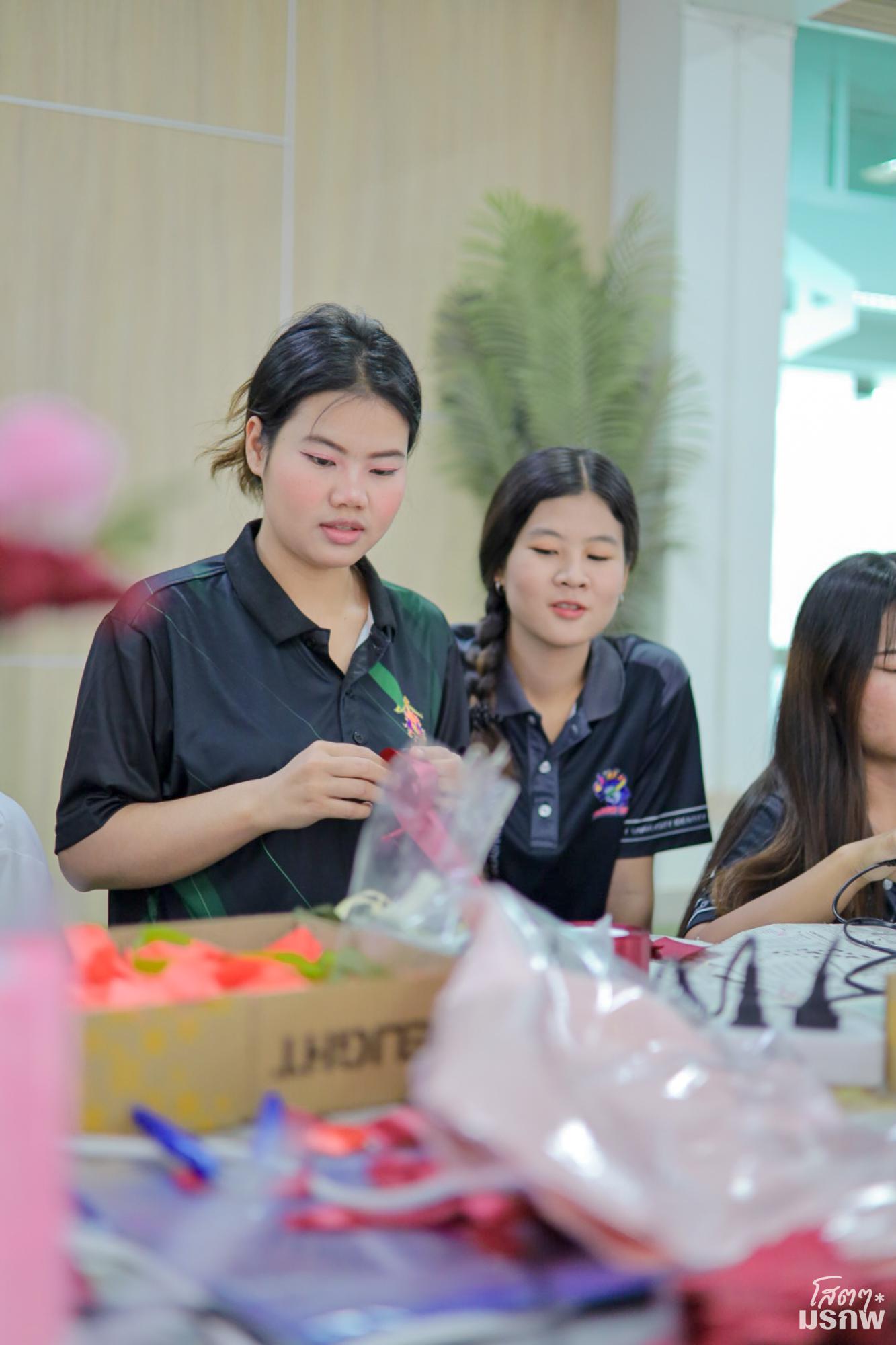 46. กิจกรรมประดิษฐ์ช่อดอกกุหลาบ มอบแด่คนที่คุณรักในเทศกาลวันวาเลนไทน์