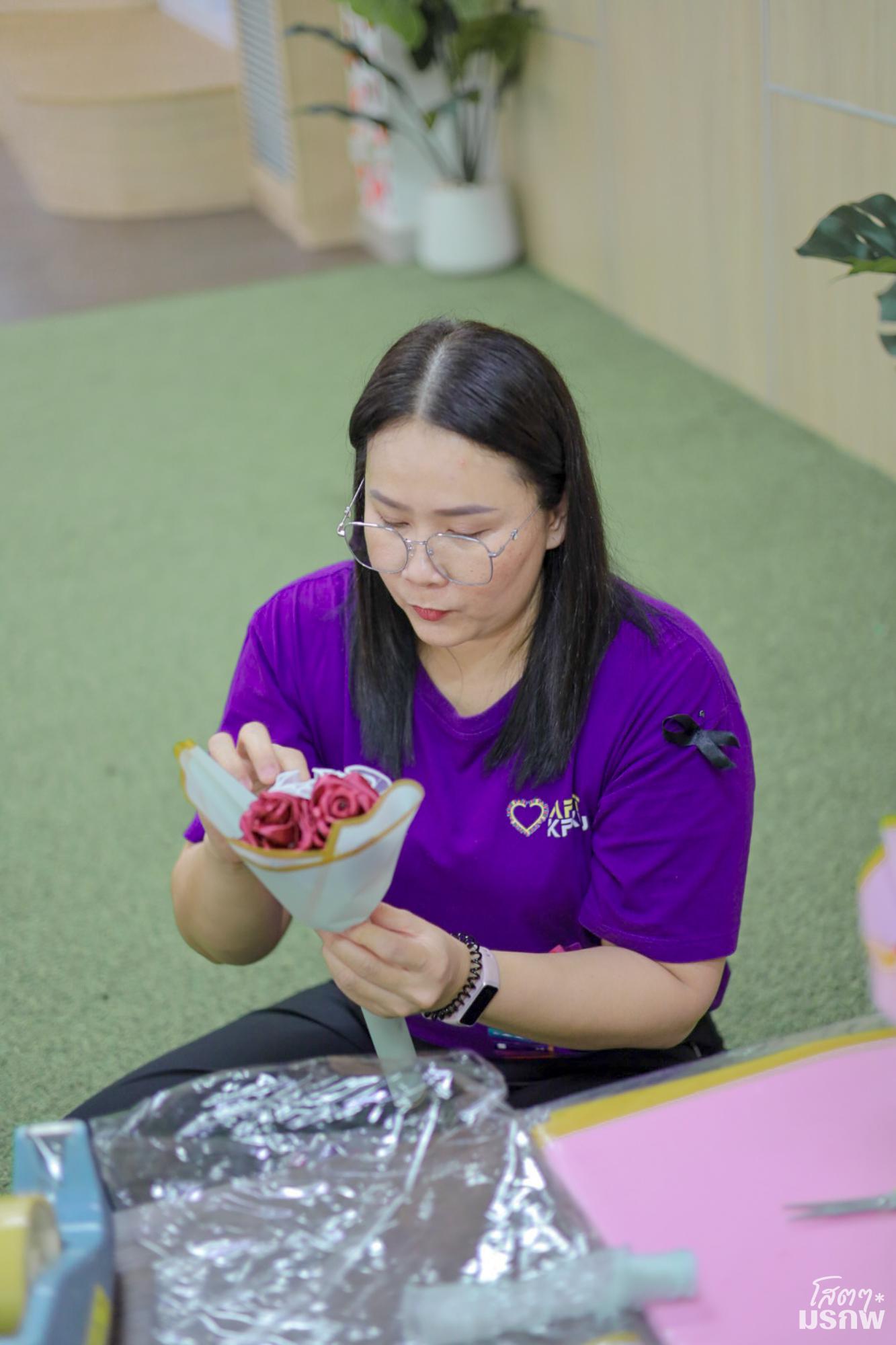 47. กิจกรรมประดิษฐ์ช่อดอกกุหลาบ มอบแด่คนที่คุณรักในเทศกาลวันวาเลนไทน์