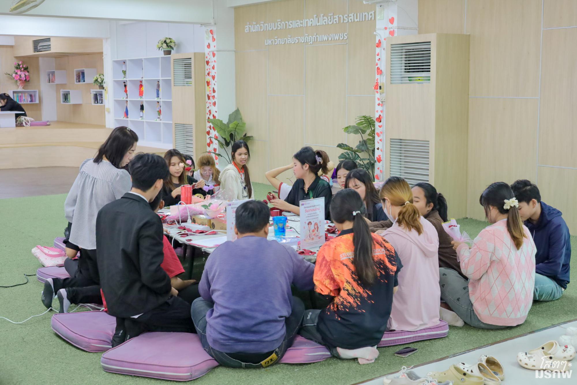 49. กิจกรรมประดิษฐ์ช่อดอกกุหลาบ มอบแด่คนที่คุณรักในเทศกาลวันวาเลนไทน์