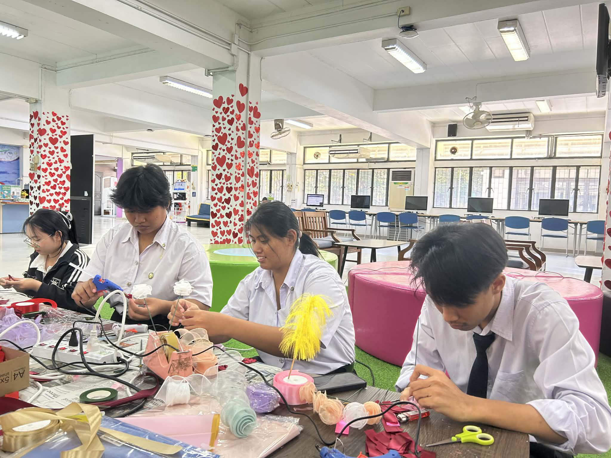 83. กิจกรรมประดิษฐ์ช่อดอกกุหลาบ มอบแด่คนที่คุณรักในเทศกาลวันวาเลนไทน์