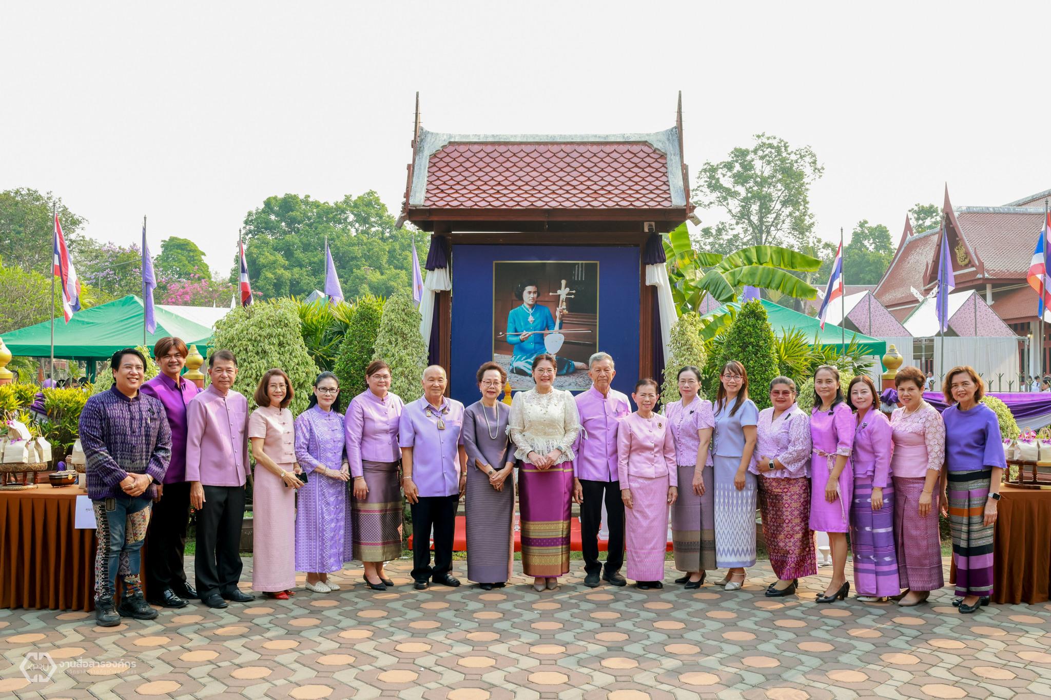 11. พิธีบำเพ็ญกุศลทำบุญตักบาตรเพื่อถวายเป็นพระราชกุศลและถวายพระพรชัยมงคล แด่สมเด็จพระกนิษฐาธิราชเจ้า กรมสมเด็จพระเทพรัตนราชสุดาฯ สยามบรมราชกุมารี เนื่องในวันคล้ายวันพระราชสมภพ