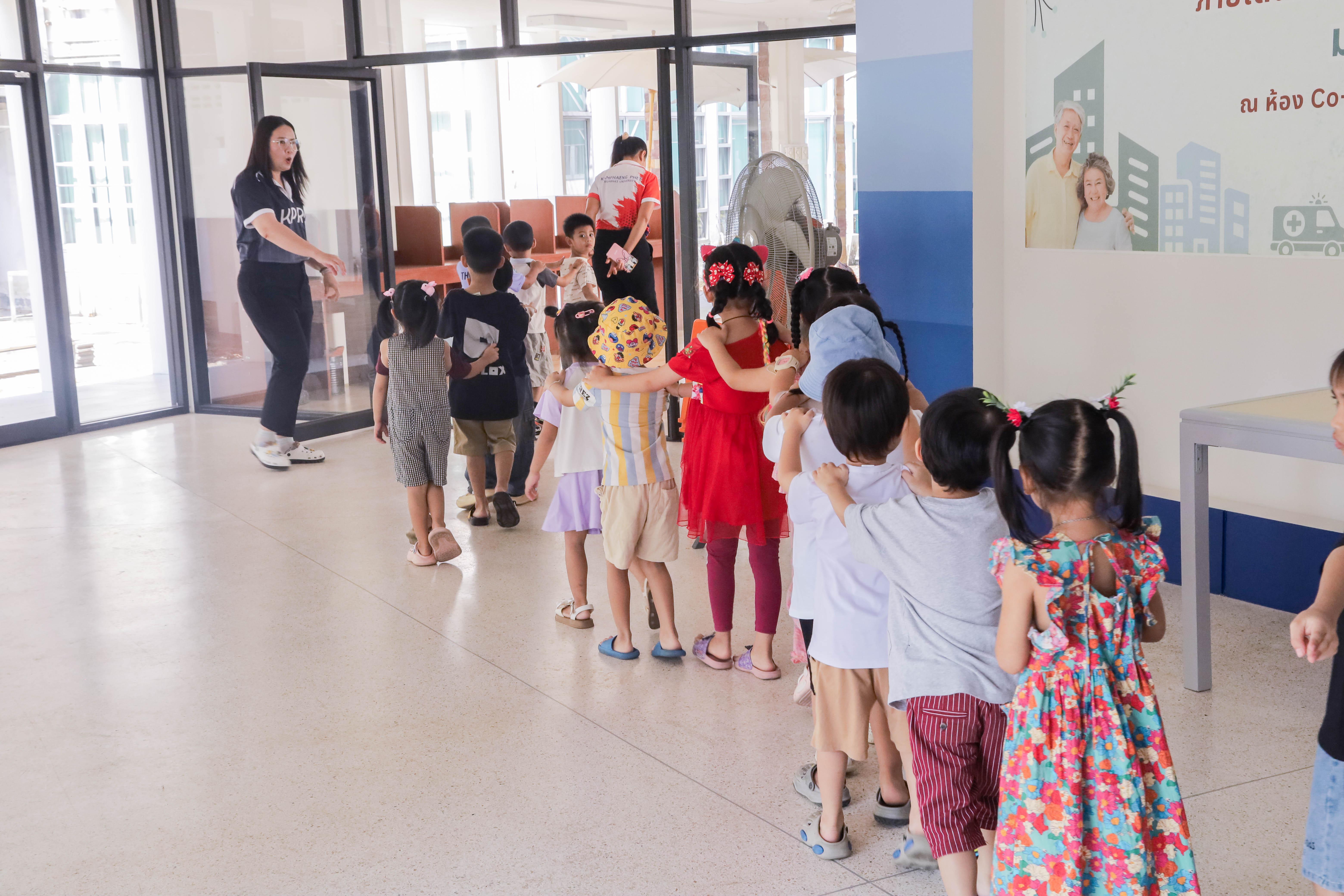 32. สำนักวิทยบริการและเทคโนโลยีสารสนเทศ ต้อนรับครู นักเรียน โรงเรียนอนุบาลราชภัฏกำแพงเพชร เข้าเยี่ยมชมและทำกิจกรรมภายในห้องสมุด KPRU