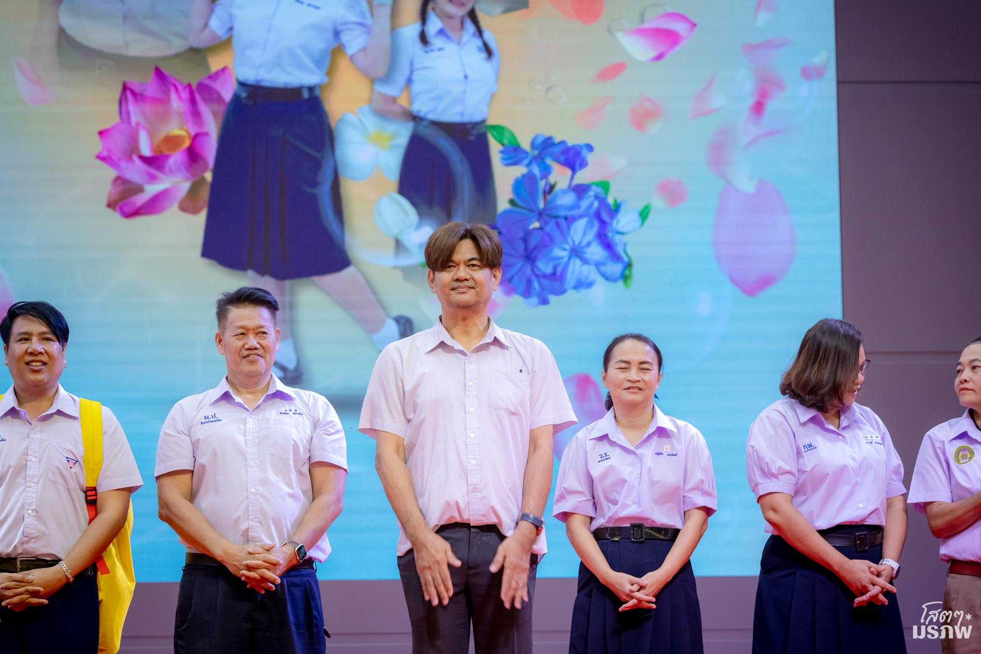 14. กิจกรรมปฐมนิเทศนักศึกษาใหม่ ปี 2569 สุดคึกคัก ชูธีม "FLOWERS BLOOMED" พร้อมสร้างสีสันวันแรกด้วยแฟชั่น "ชุดนักเรียน" ย้อนวัยใส