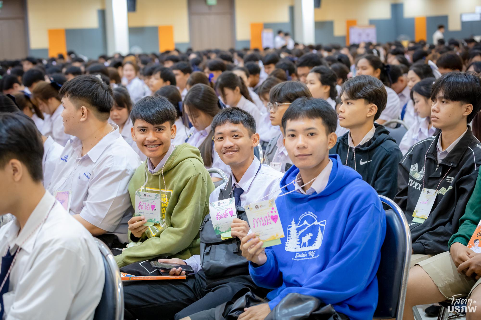 16. กิจกรรมปฐมนิเทศนักศึกษาใหม่ ปี 2569 สุดคึกคัก ชูธีม "FLOWERS BLOOMED" พร้อมสร้างสีสันวันแรกด้วยแฟชั่น "ชุดนักเรียน" ย้อนวัยใส