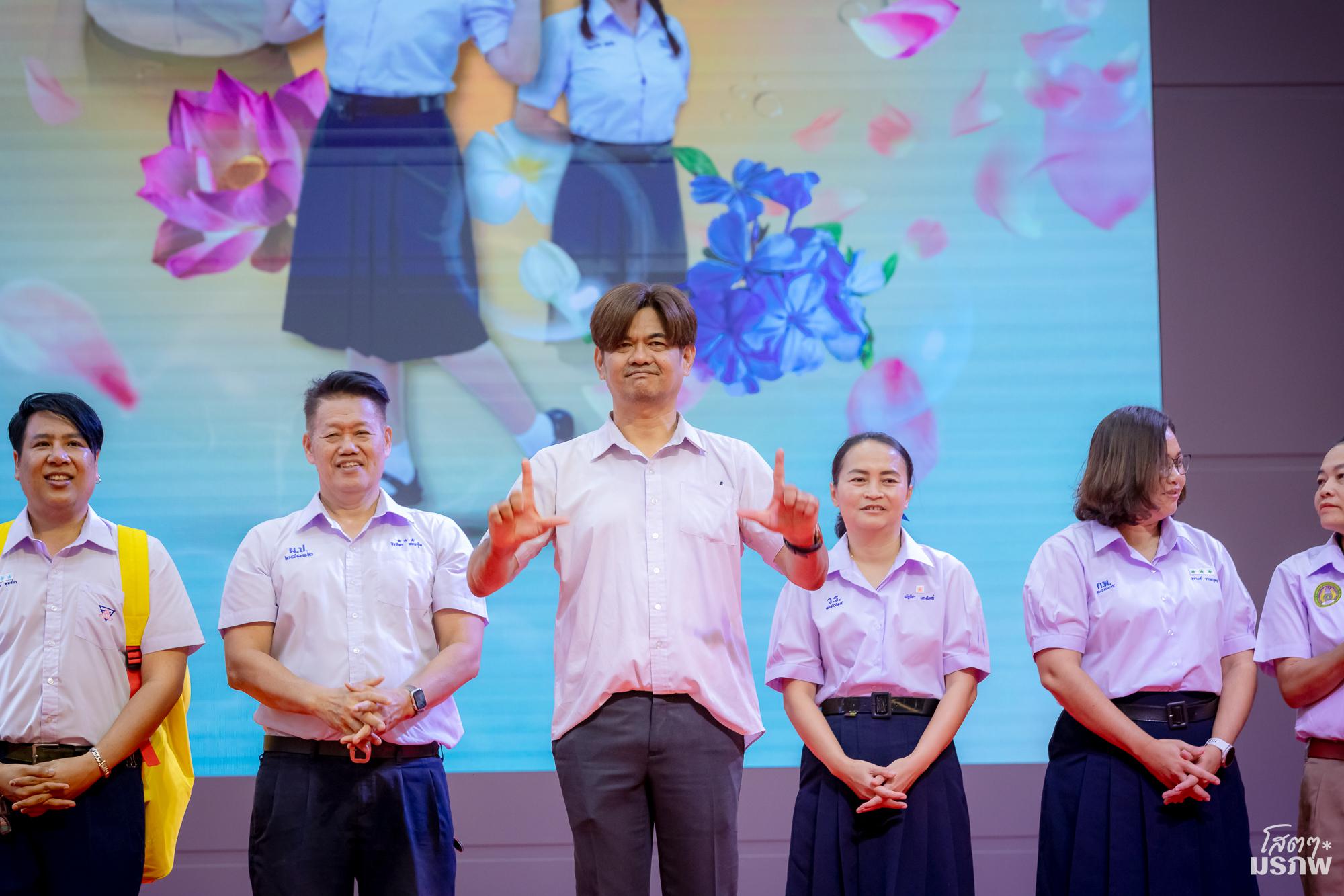 17. กิจกรรมปฐมนิเทศนักศึกษาใหม่ ปี 2569 สุดคึกคัก ชูธีม "FLOWERS BLOOMED" พร้อมสร้างสีสันวันแรกด้วยแฟชั่น "ชุดนักเรียน" ย้อนวัยใส