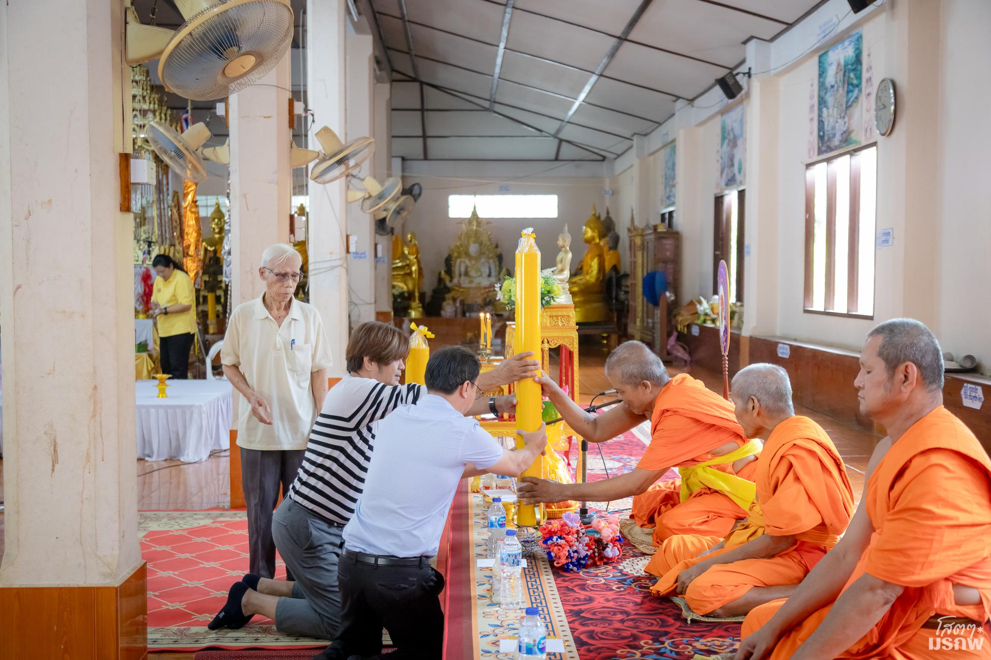 4. กิจกรรมถวายเทียนพรรษา ผ้าอาบน้ำน้ำฝน พร้อมถวายผ้าป่า เนื่องในวันอาสาฬหบูชา และเข้าพรรษา