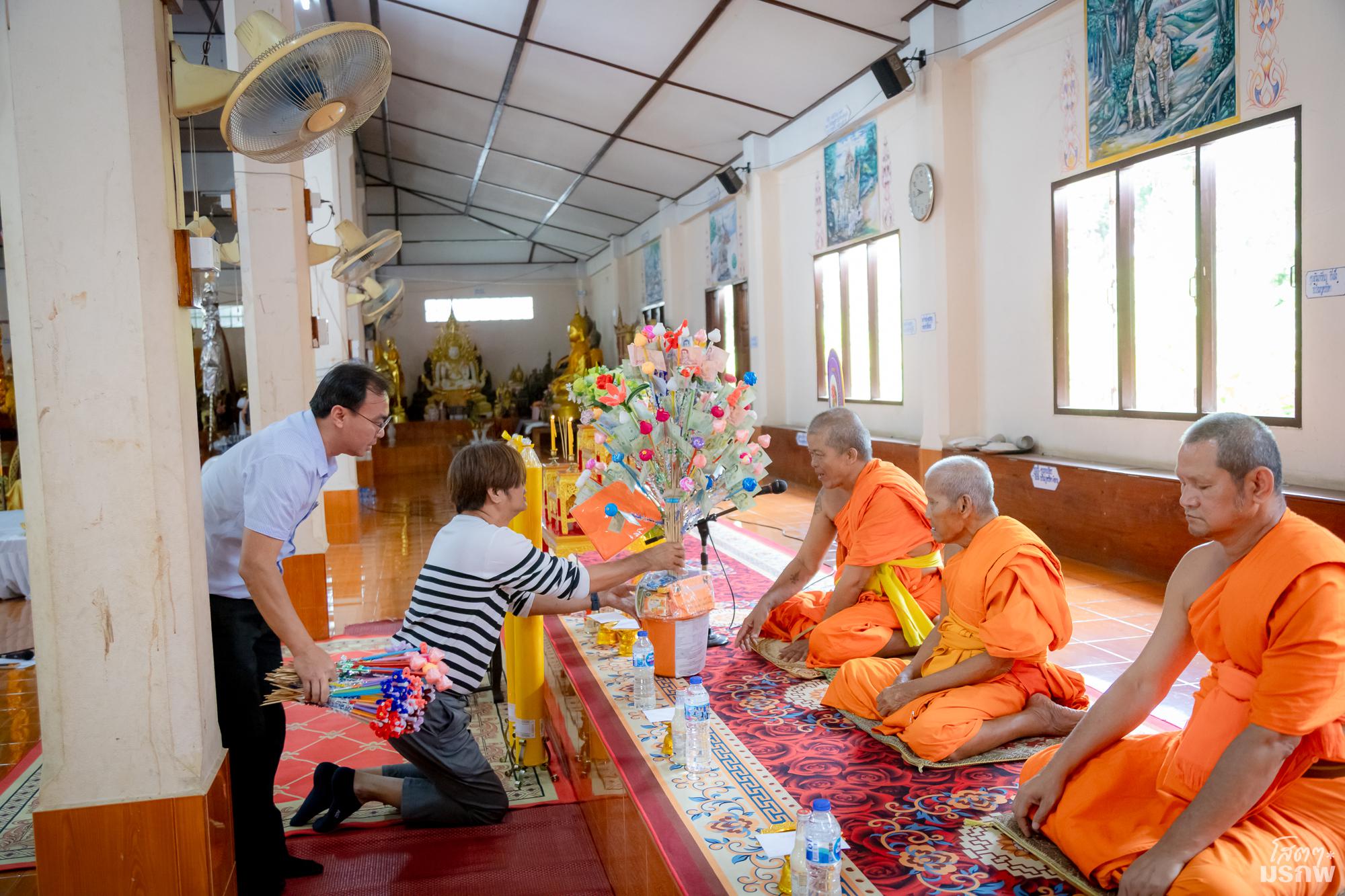 67. กิจกรรมถวายเทียนพรรษา ผ้าอาบน้ำน้ำฝน พร้อมถวายผ้าป่า เนื่องในวันอาสาฬหบูชา และเข้าพรรษา