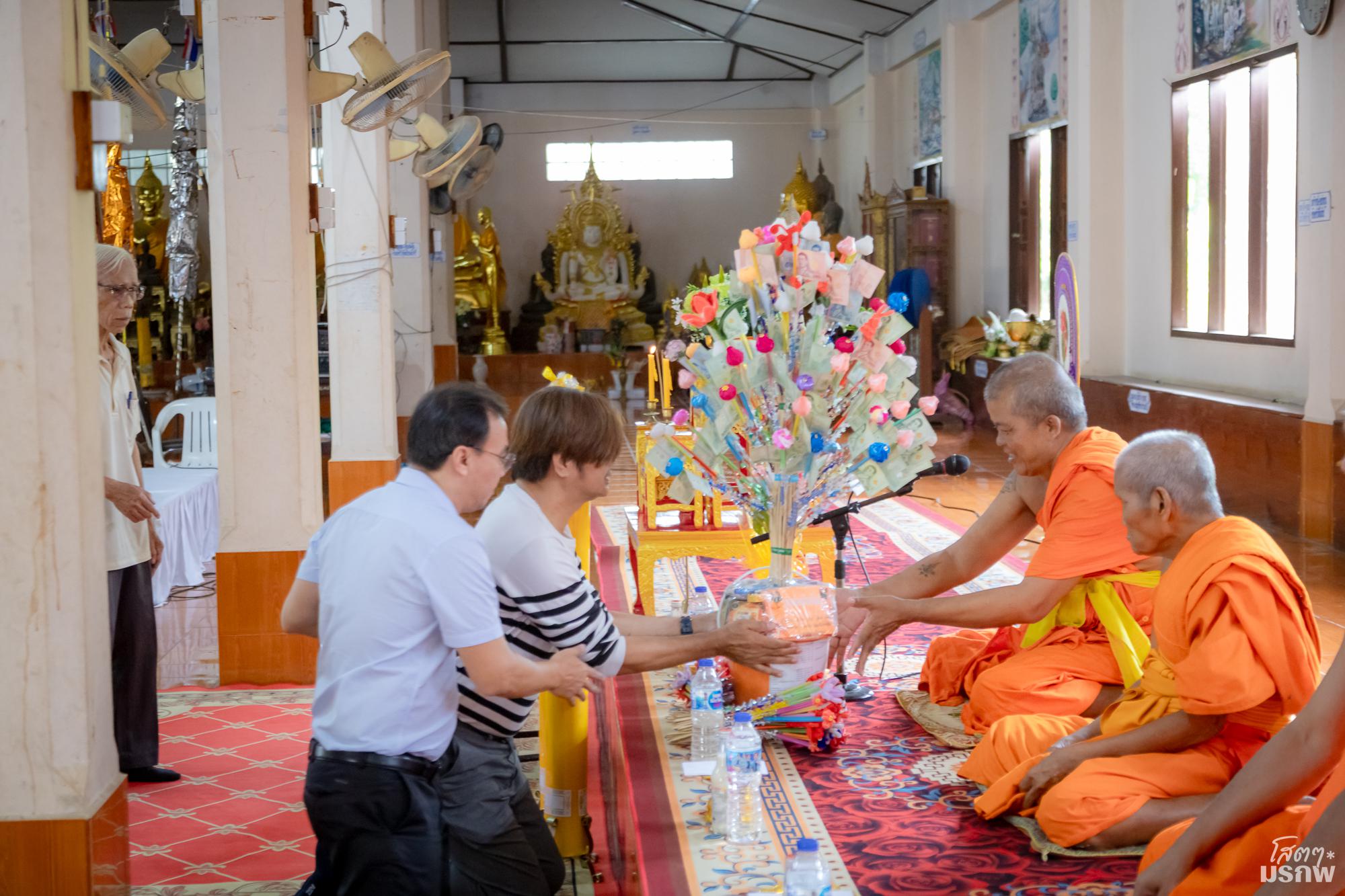 74. กิจกรรมถวายเทียนพรรษา ผ้าอาบน้ำน้ำฝน พร้อมถวายผ้าป่า เนื่องในวันอาสาฬหบูชา และเข้าพรรษา