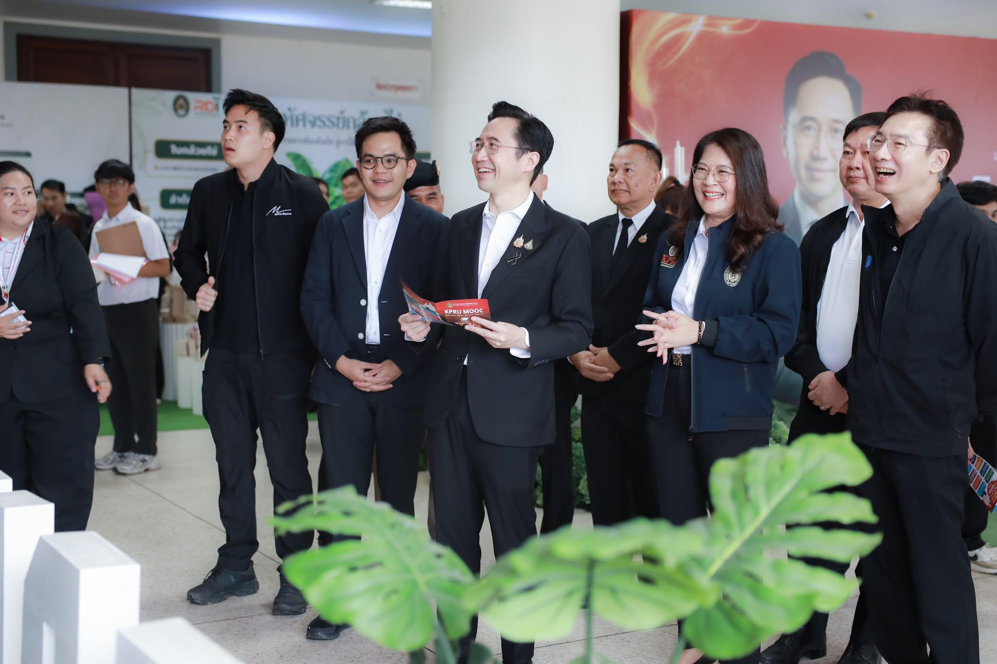 40. ศ.ดร.ยศชนัน วงศ์สวัสดิ์ รองนายกรัฐมนตรี และรัฐมนตรีว่าการกระทรวงการอุดมศึกษา วิทยาศาสตร์ วิจัยและนวัตกรรม (อว.) ลงพื้นที่ปฏิบัติราชการ ณ มหาวิทยาลัยราชภัฏกำแพงเพชร