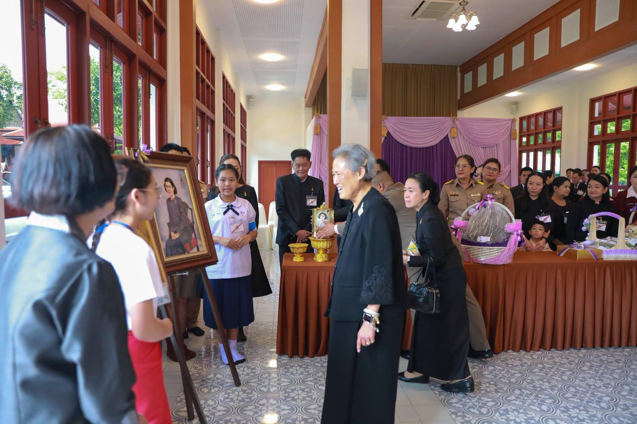 9. สมเด็จพระกนิษฐาธิราชเจ้า กรมสมเด็จพระเทพรัตนราชสุดาฯ สยามบรมราชกุมารี อุปนายิกาผู้อำนวยการสภากาชาดไทย เสด็จพระราชดำเนินไปทรงเป็นประธานในพิธีถวายผ้าพระกฐินสภากาชาดไทย ประจำปี พ.ศ. 2569