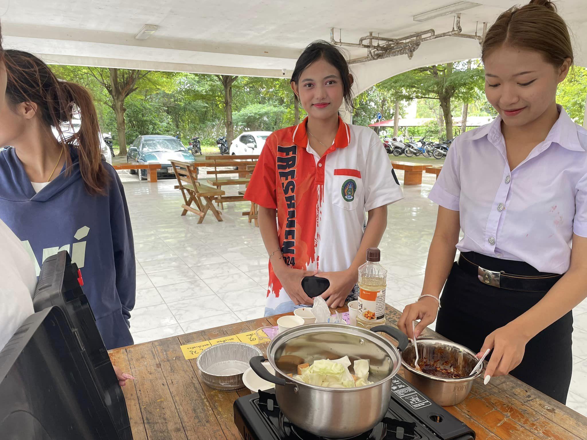 3. กิจกรรมทำอาหารเกาหลี เมนูยอดนิยม อย่าง tteokbokki 떡볶이