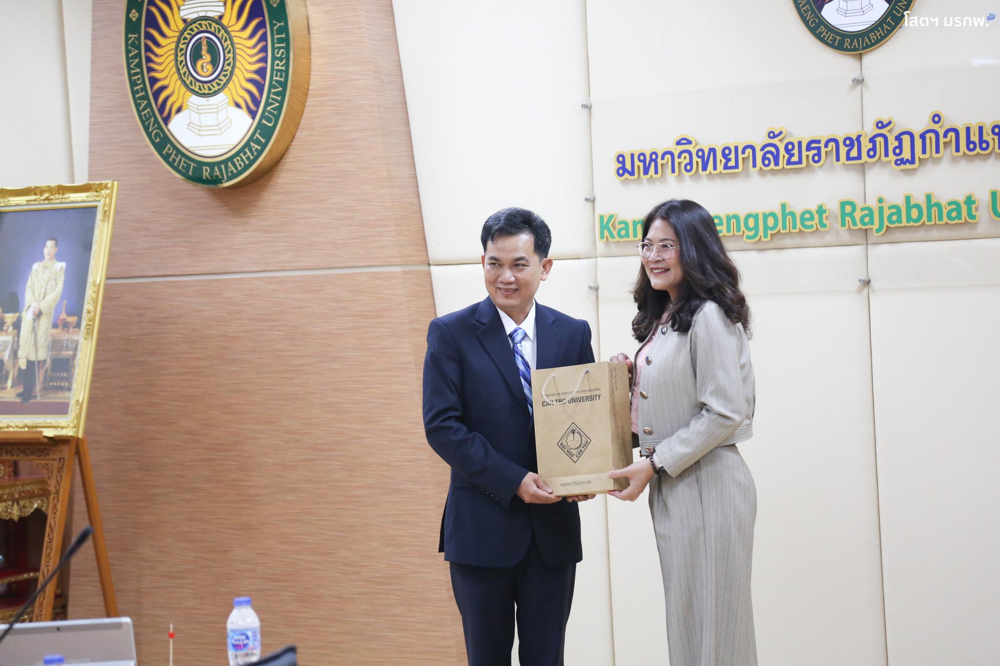7. ลงนามบันทึกความเข้าใจความร่วมมือทางวิชาการและการวิจัย ระหว่างมหาวิทยาลัยราชภัฏกำแพงเพชร กับ Can Tho University ประเทศสาธารณรัฐสังคมนิยมเวียดนาม