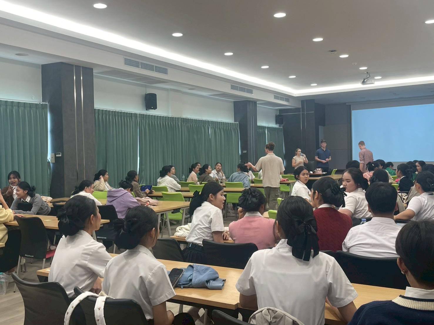 1. English for Nurses: พัฒนาทักษะภาษาอังกฤษเพื่อการสื่อสารทางการพยาบาลอย่างมืออาชีพ