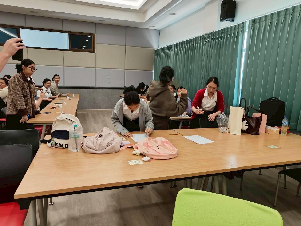 7. English for Nurses: พัฒนาทักษะภาษาอังกฤษเพื่อการสื่อสารทางการพยาบาลอย่างมืออาชีพ