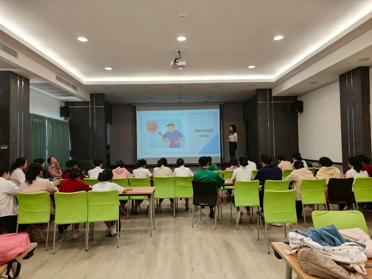 9. English for Nurses: พัฒนาทักษะภาษาอังกฤษเพื่อการสื่อสารทางการพยาบาลอย่างมืออาชีพ