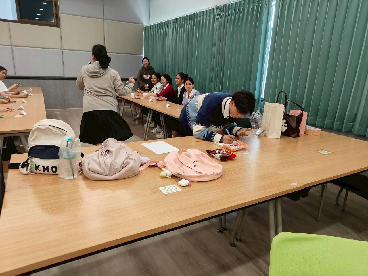 11. English for Nurses: พัฒนาทักษะภาษาอังกฤษเพื่อการสื่อสารทางการพยาบาลอย่างมืออาชีพ