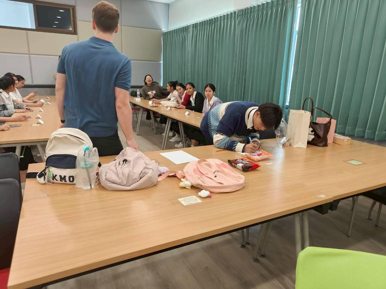 13. English for Nurses: พัฒนาทักษะภาษาอังกฤษเพื่อการสื่อสารทางการพยาบาลอย่างมืออาชีพ