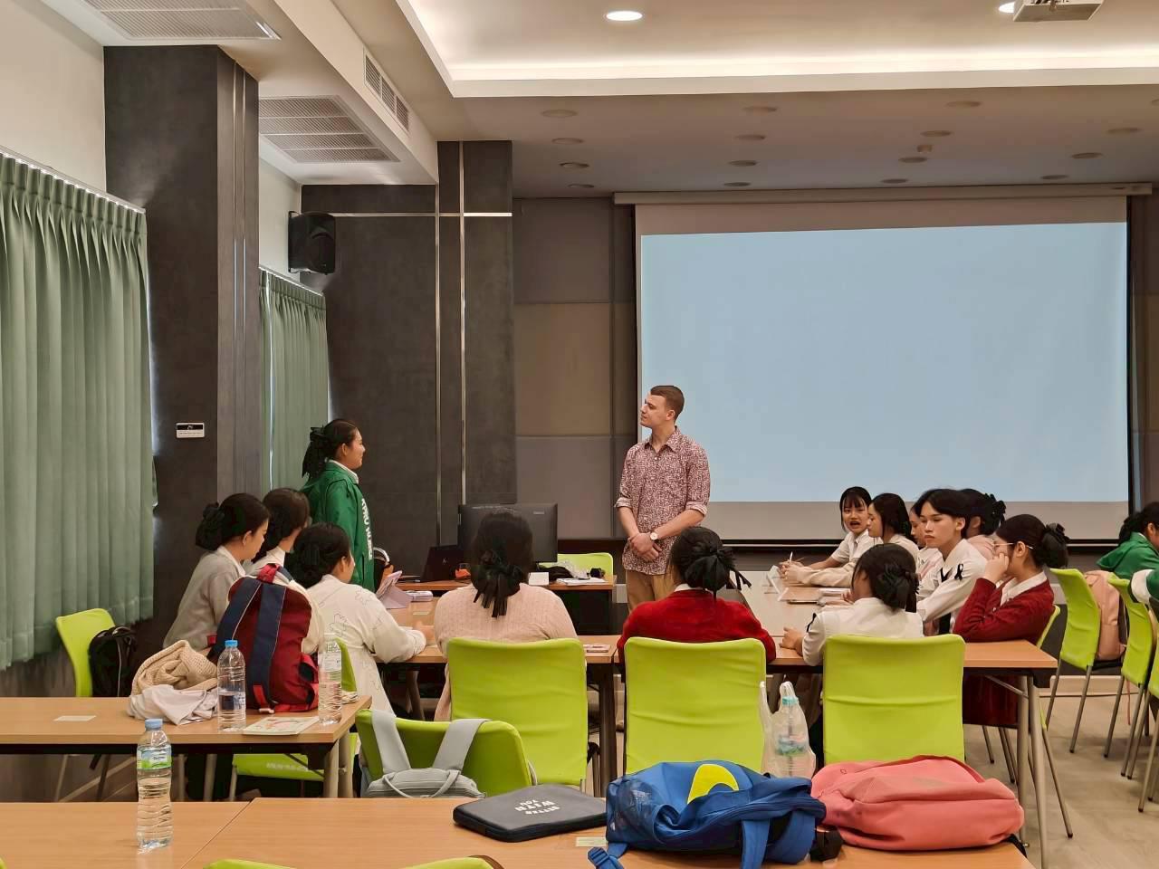 15. English for Nurses: พัฒนาทักษะภาษาอังกฤษเพื่อการสื่อสารทางการพยาบาลอย่างมืออาชีพ