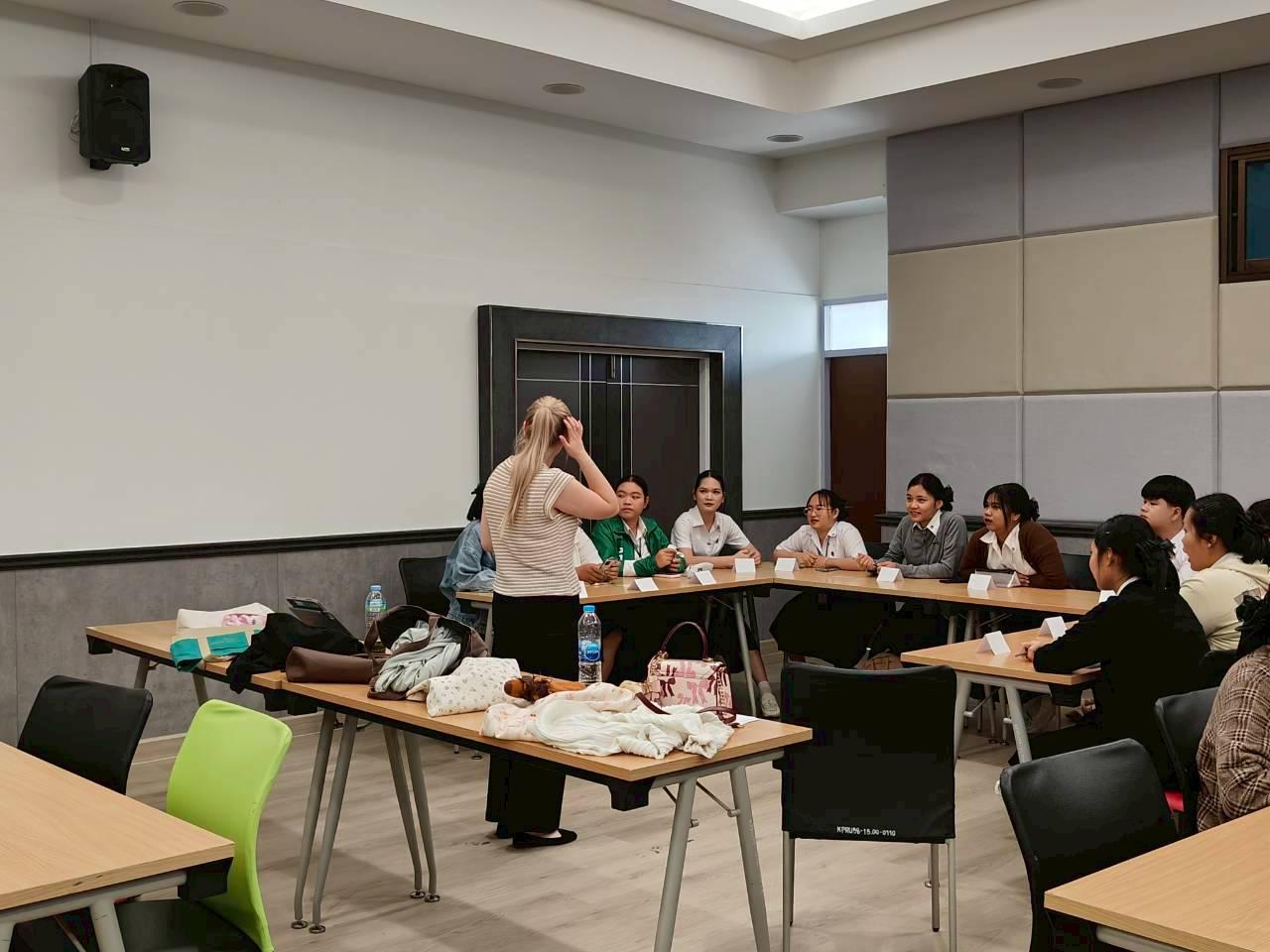 21. English for Nurses: พัฒนาทักษะภาษาอังกฤษเพื่อการสื่อสารทางการพยาบาลอย่างมืออาชีพ