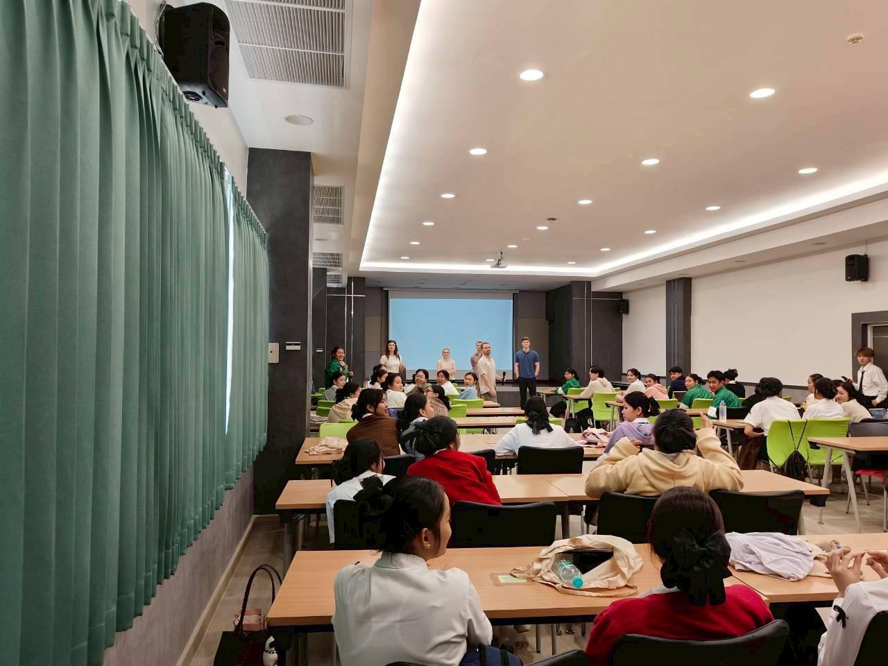 29. English for Nurses: พัฒนาทักษะภาษาอังกฤษเพื่อการสื่อสารทางการพยาบาลอย่างมืออาชีพ