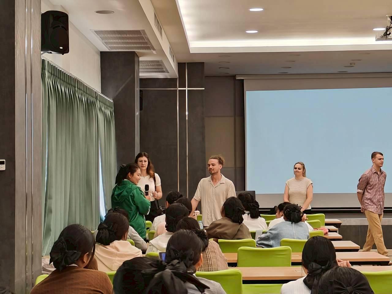 30. English for Nurses: พัฒนาทักษะภาษาอังกฤษเพื่อการสื่อสารทางการพยาบาลอย่างมืออาชีพ