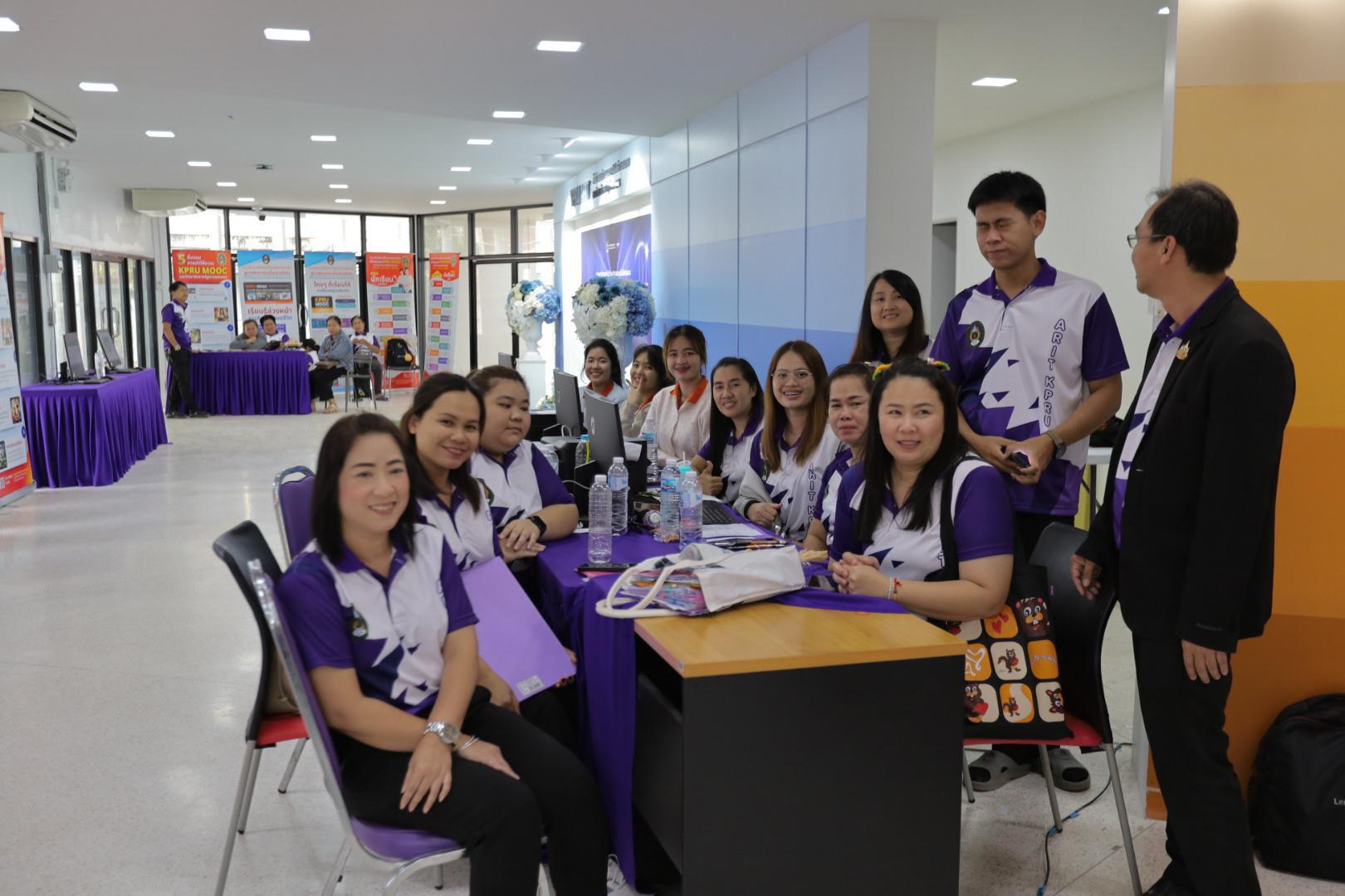 18. นิทรรศการวิชาการ สำนักวิทยบริการและเทคโนโลยีสารสนเทศ มหาวิทยาลัยราชภัฏกำแพงเพชร ภายใต้หัวข้อ “การเรียนรู้ไม่หยุดยั้งกับระบบคลังหน่วยกิตด้วย KPRU MOOC” ประจำปี 2568