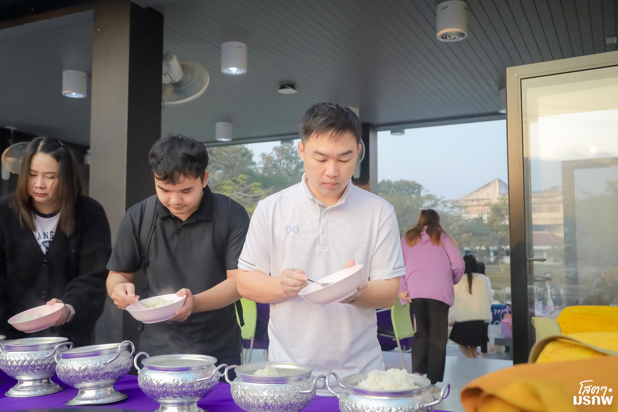 6. ทำบุญตักบาตรข้าวสารอาหารแห้ง เนื่องในวันขึ้นปีใหม่ ประจำปี 2569